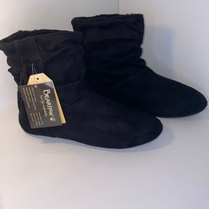 NWT Black Slip on BearPaw Women’s Boots Size 8 Nova Suede Upper